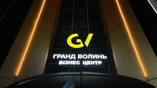3D літери д LED підсвіткою на металевому каркасі